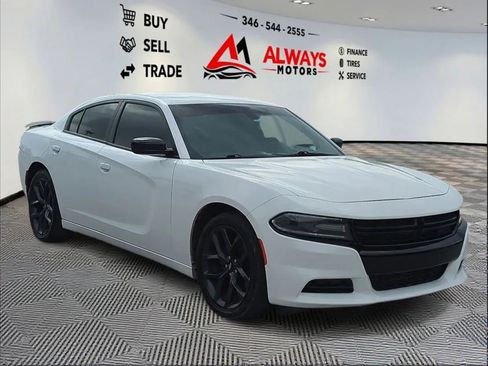 Used 2019 Dodge Charger SXT w/ Blacktop Package RWD image 3