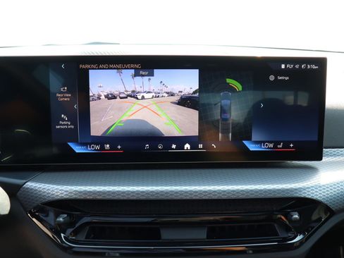 Used 2025 BMW 330i Sedan w/ M Sport Package image 25