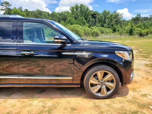 Used 2018 Lincoln Navigator Reserve AWD/4WD image 17