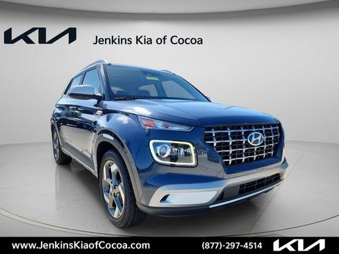 Used 2023 Hyundai Venue Limited FWD image 2