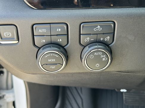 Used 2022 Chevrolet Silverado 1500 LT w/ Z71 Off-Road Package AWD/4WD image 15