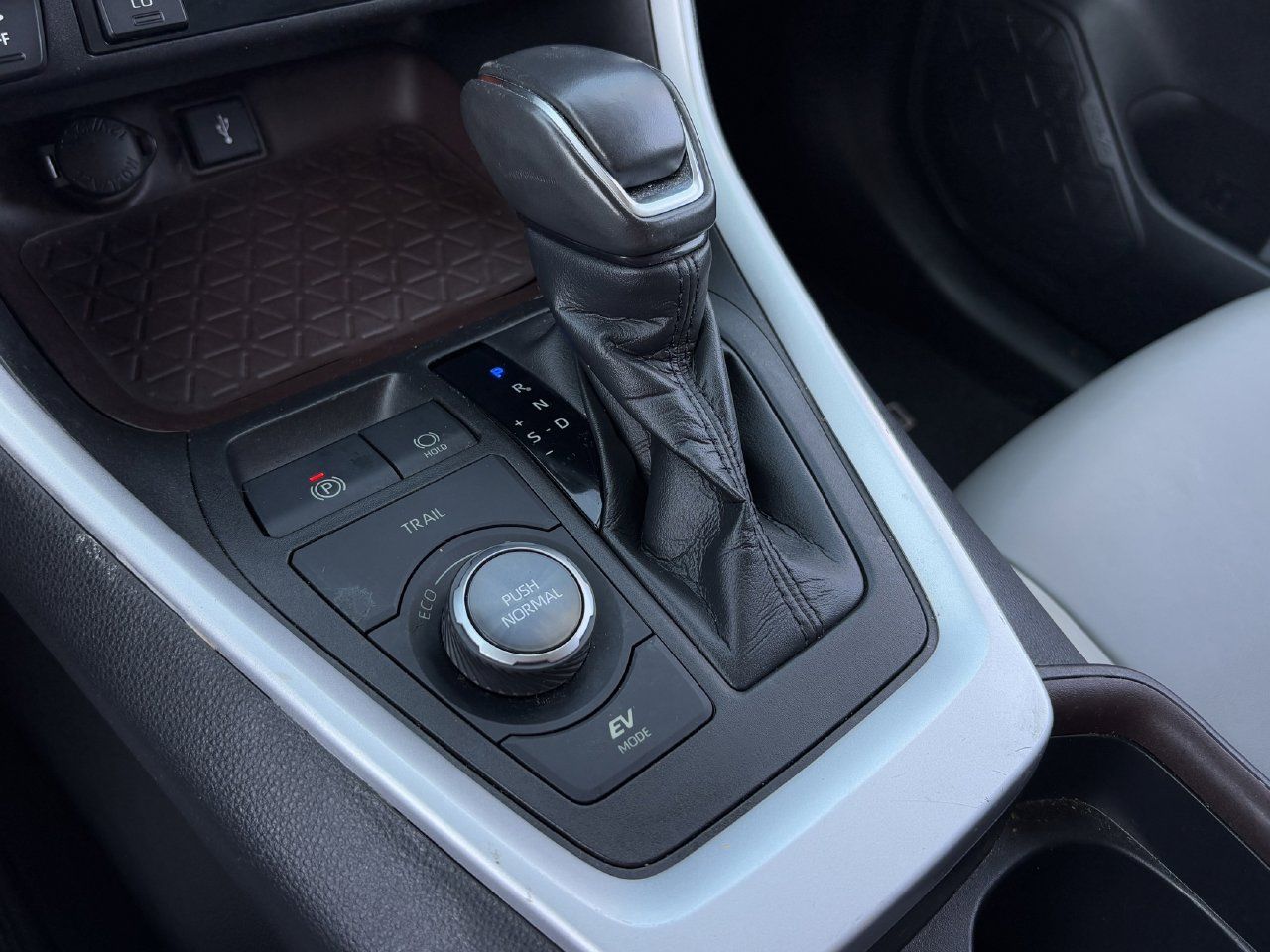 Used 2021 Toyota RAV4 Limited AWD/4WD image 19