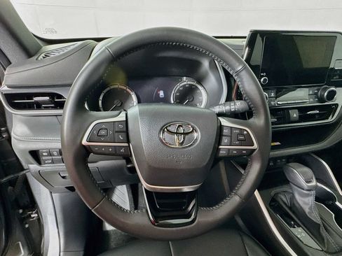 Used 2023 Toyota Highlander XSE FWD image 12