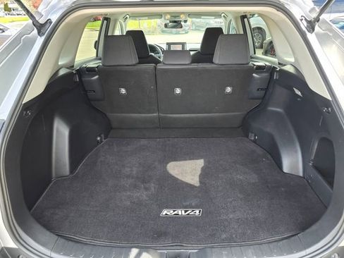 Used 2019 Toyota RAV4 LE w/ Carpet Mat Package AWD/4WD image 17