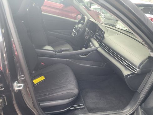 Used 2022 Hyundai Elantra SE FWD image 13