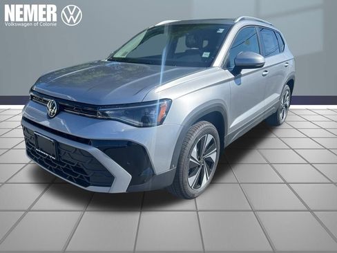 New 2025 Volkswagen Taos SE image 1