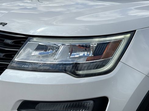 Used 2017 Ford Explorer XLT w/ Equipment Group 202A image 9