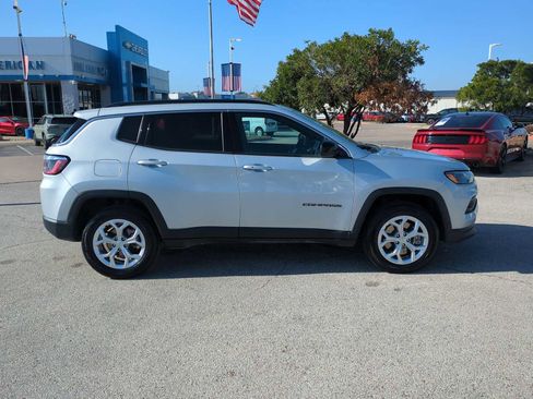 Used 2024 Jeep Compass Latitude image 9
