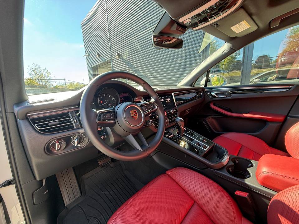 Certified 2026 Porsche Macan Turbo AWD/4WD image 4