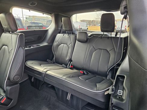 New 2026 Chrysler Pacifica Limited w/ Uconnect Theater Family Group image 31