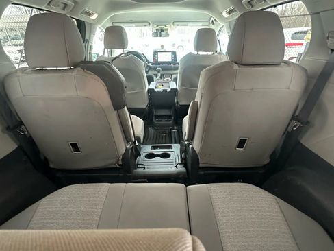 Used 2022 Toyota Sienna LE image 9