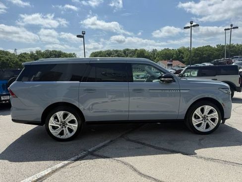 Used 2025 Lincoln Navigator L Reserve AWD/4WD image 8