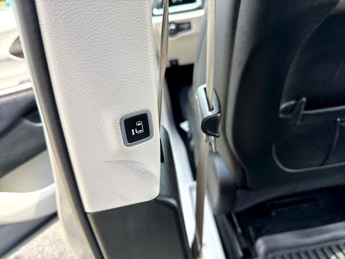 Used 2018 Chrysler Pacifica Touring-L Plus w/ Tire & Wheel Group image 26