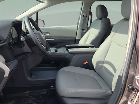 Certified 2024 Toyota Sienna XLE FWD image 12