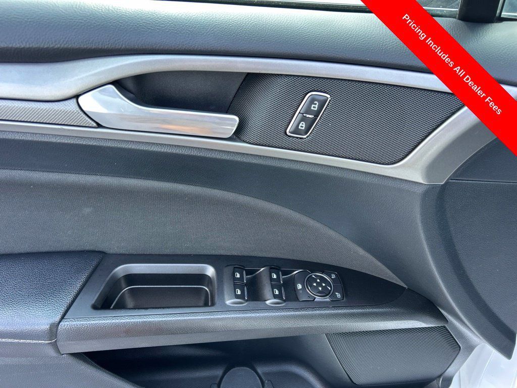 Used 2017 Ford Fusion SE FWD image 5