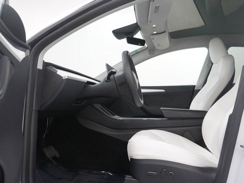 Used 2024 Tesla Model Y Long Range image 22