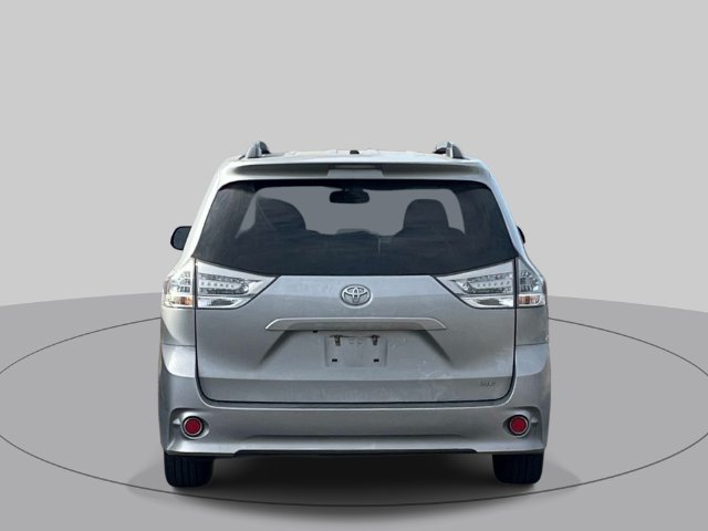 Used 2017 Toyota Sienna SE Premium FWD image 4