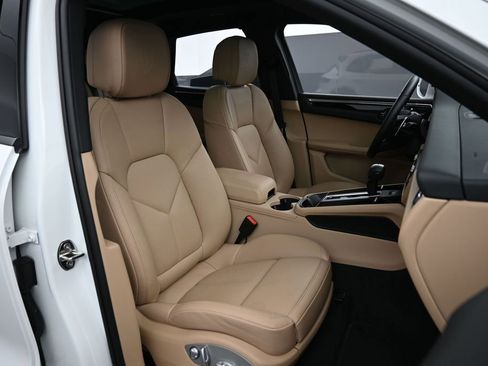 Used 2025 Porsche Macan AWD/4WD image 31