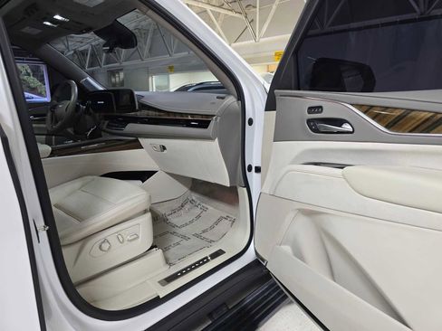 Used 2022 Cadillac Escalade Sport Platinum image 13