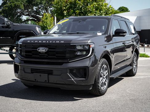 Used 2025 Ford Expedition Active AWD/4WD image 5