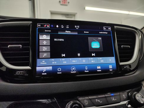 Used 2024 Chrysler Pacifica Touring-L image 12