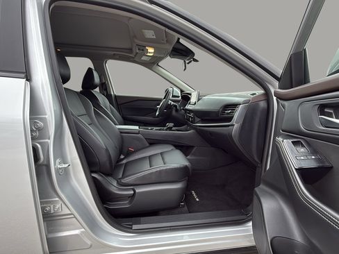 Used 2023 Nissan Rogue SV w/ SV Premium B Package image 16