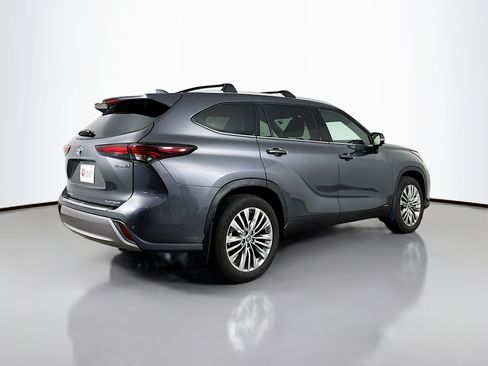 Certified 2024 Toyota Highlander Platinum AWD/4WD image 7