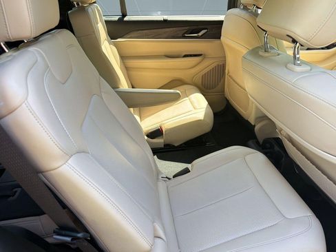 Used 2024 Jeep Grand Cherokee L Limited w/ Luxury Tech Group II image 28