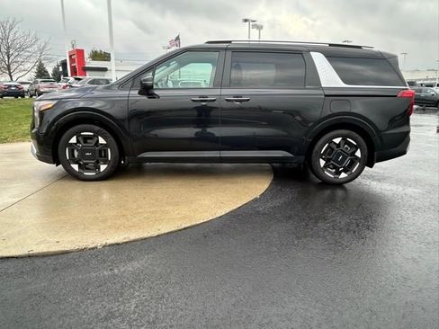 Used 2025 Kia Carnival EX image 4