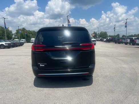 Used 2023 Chrysler Pacifica Touring-L FWD image 7