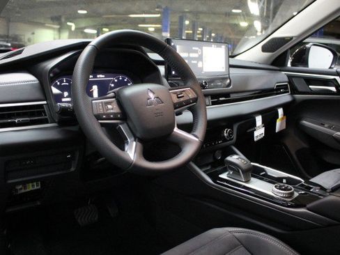 New 2025 Mitsubishi Outlander SE image 5
