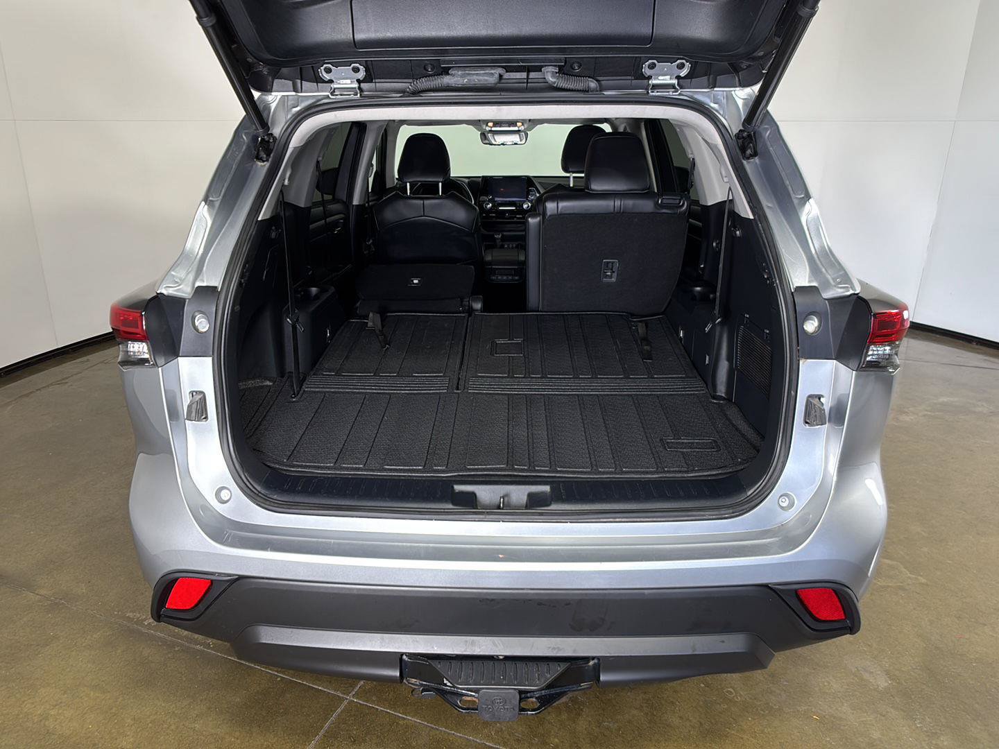 Used 2023 Toyota Highlander XLE AWD/4WD image 16