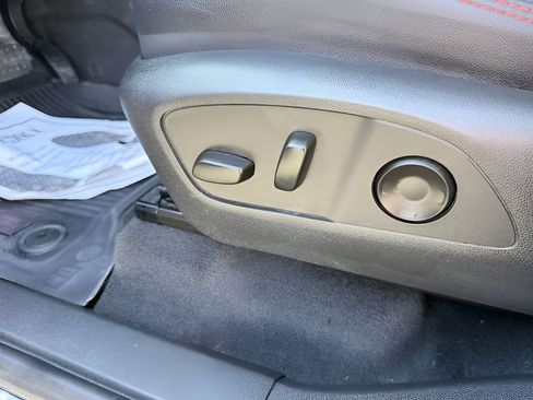 Used 2025 Chevrolet Traverse RS image 24