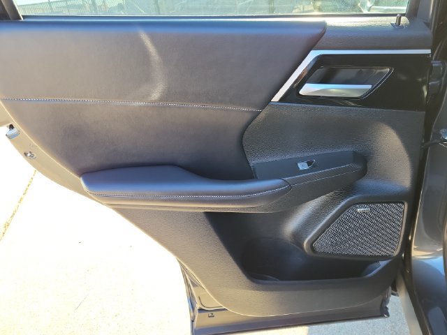 Used 2025 Mitsubishi Outlander SE FWD image 14