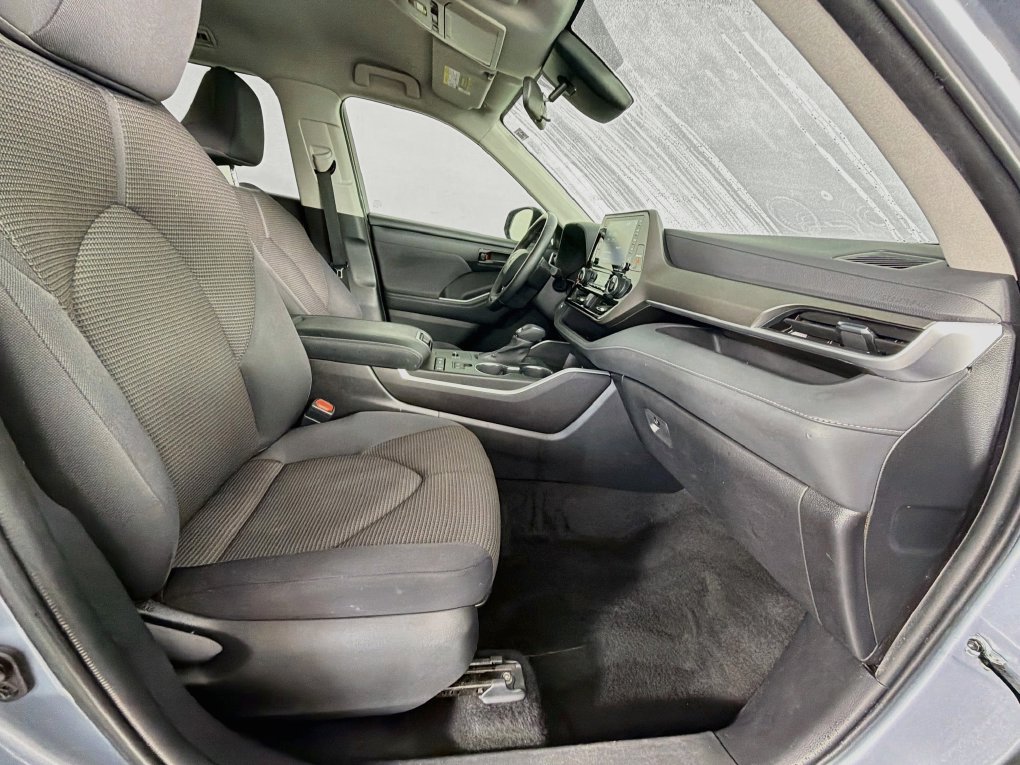 Used 2022 Toyota Highlander LE FWD image 30