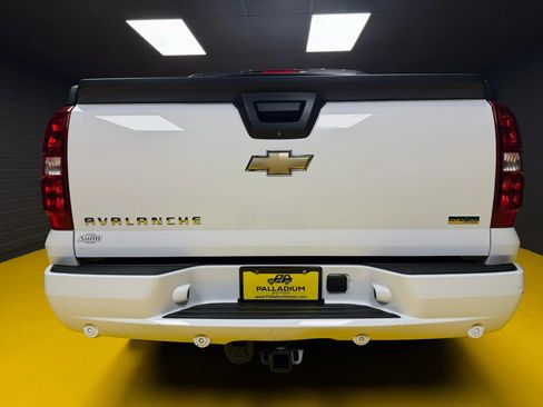 Used 2011 Chevrolet Avalanche LT w/ Suspension Package, Off-Road AWD/4WD image 6