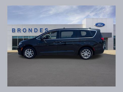 Used 2023 Chrysler Pacifica Touring-L FWD image 1