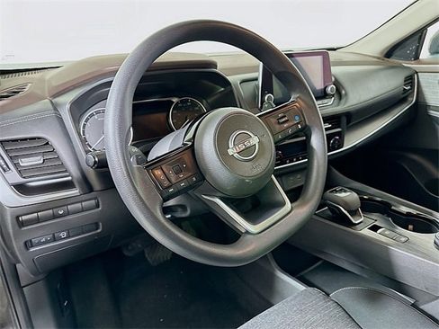 Used 2023 Nissan Rogue SV image 9