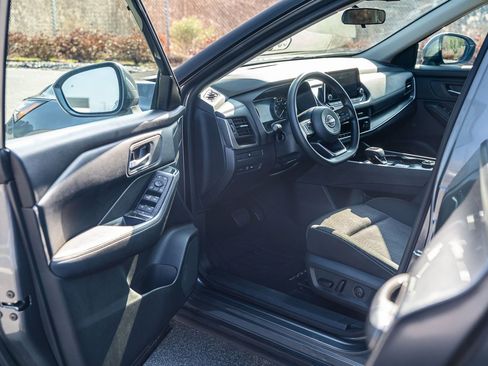 Used 2024 Nissan Rogue SV image 19