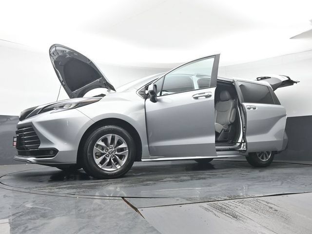 Used 2025 Toyota Sienna XLE FWD image 50
