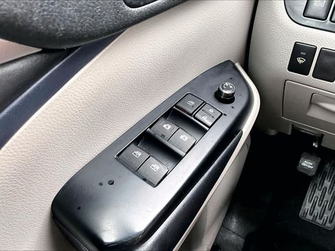 Used 2018 Toyota Highlander Plus FWD image 33