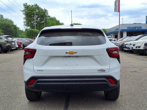 Used 2024 Chevrolet Trax LS w/ LS Convenience Package FWD image 6