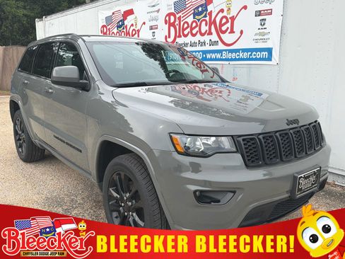 Used 2022 Jeep Grand Cherokee Laredo X AWD/4WD image 1