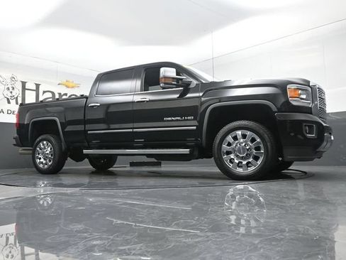 Used 2019 GMC Sierra 2500 Denali w/ Duramax Plus Package AWD/4WD image 2