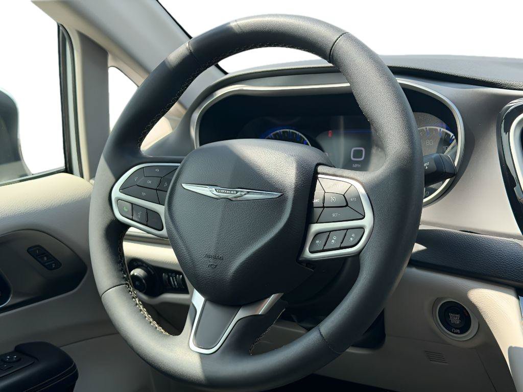 Used 2023 Chrysler Pacifica Touring-L FWD image 11