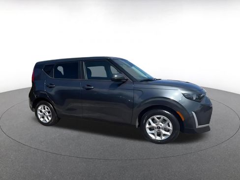 Used 2025 Kia Soul LX w/ LX Technology Package FWD image 2