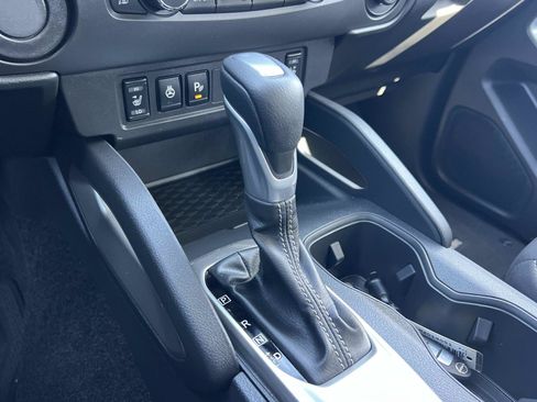 Used 2025 Nissan Frontier SV w/ SV Convenience Package RWD image 15