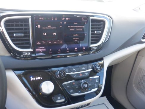 Used 2023 Chrysler Pacifica Touring-L image 16