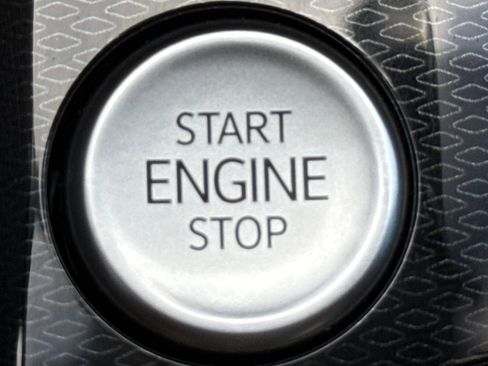 Certified 2025 Volkswagen Taos SE image 22