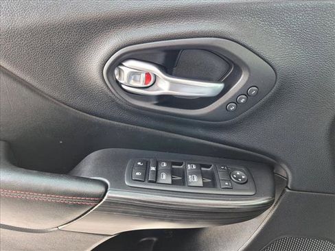 Used 2017 Jeep Cherokee Trailhawk AWD/4WD image 15